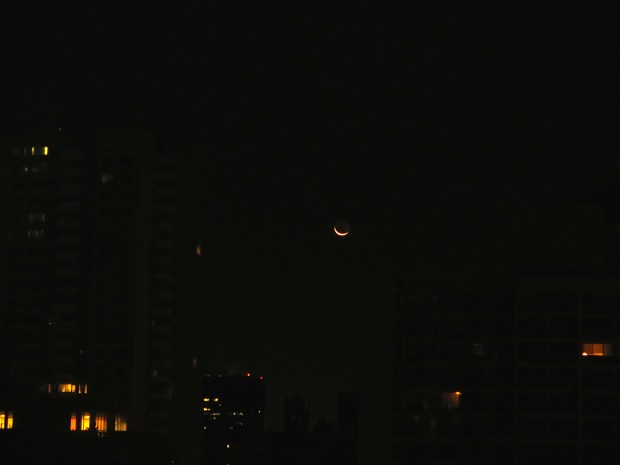 Love when I luck into a decent shot of the moon.